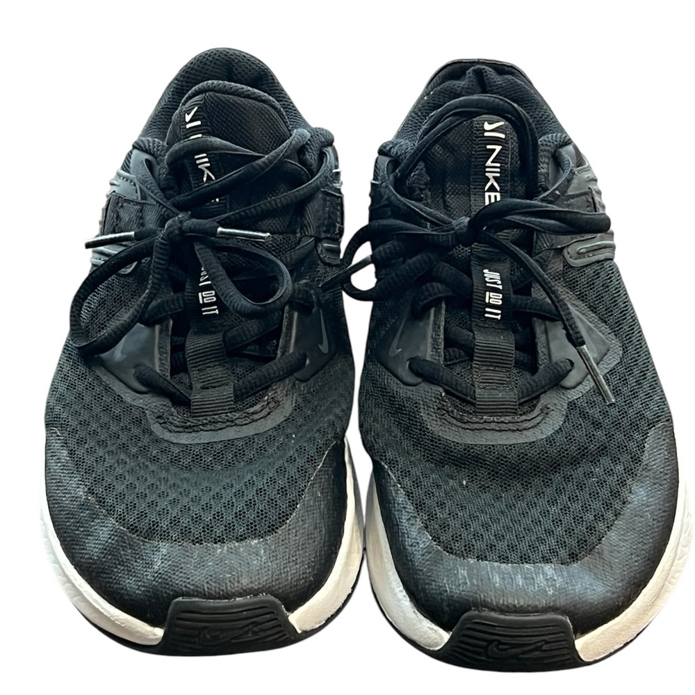 Nike MC Women’s trainer sneakers black with white